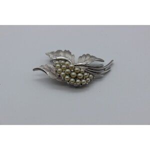 Trifari vintage women's silver tone pearl‎ leaf cluster bridal brooch